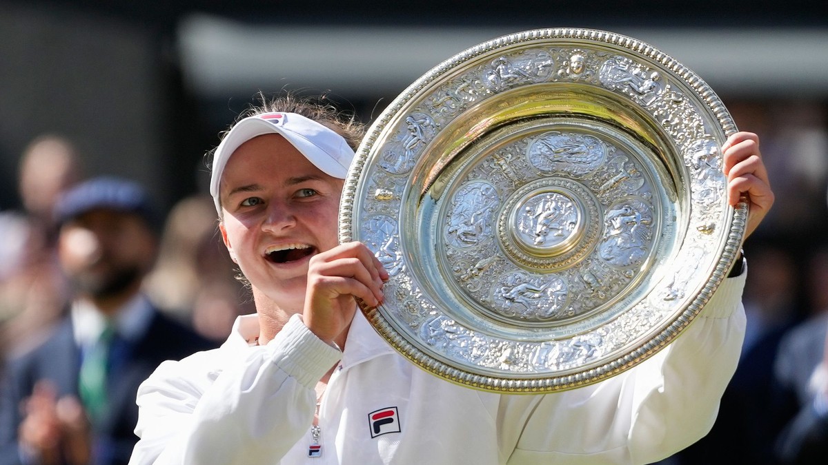 Barbora Krejčíková s trofejou po triumfe vo Wimbledone 2024.