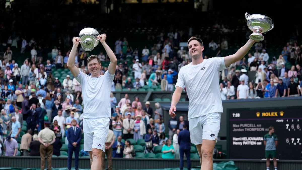 Harri Heliövaara (vľavo) a Henry Patten sa tešia po triumfe vo štvorhre vo Wimbledone 2024.