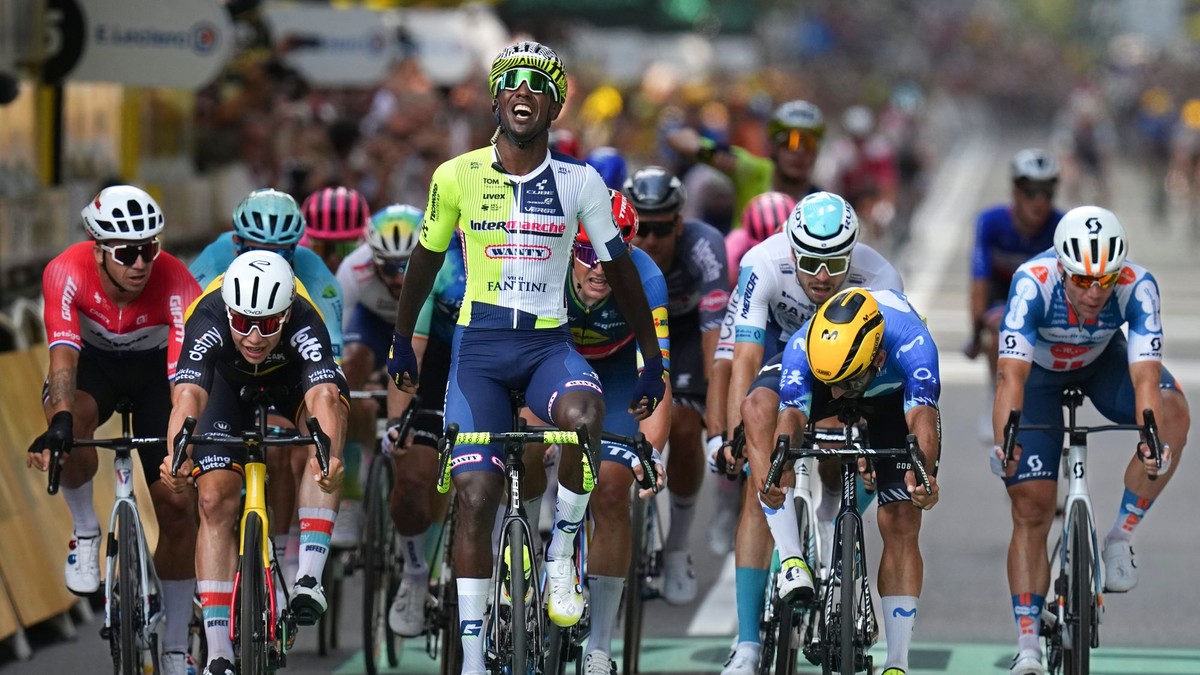 Eritrejský cyklista Biniam Girmay sa teší z víťazstva v 3. etape Tour de France. 