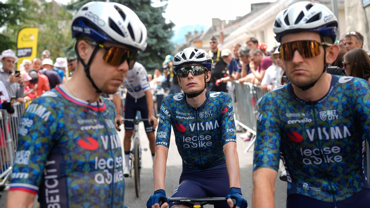 Jonas Vingegaard (v strede) a členovia tímu Visma-Lease a Bike.