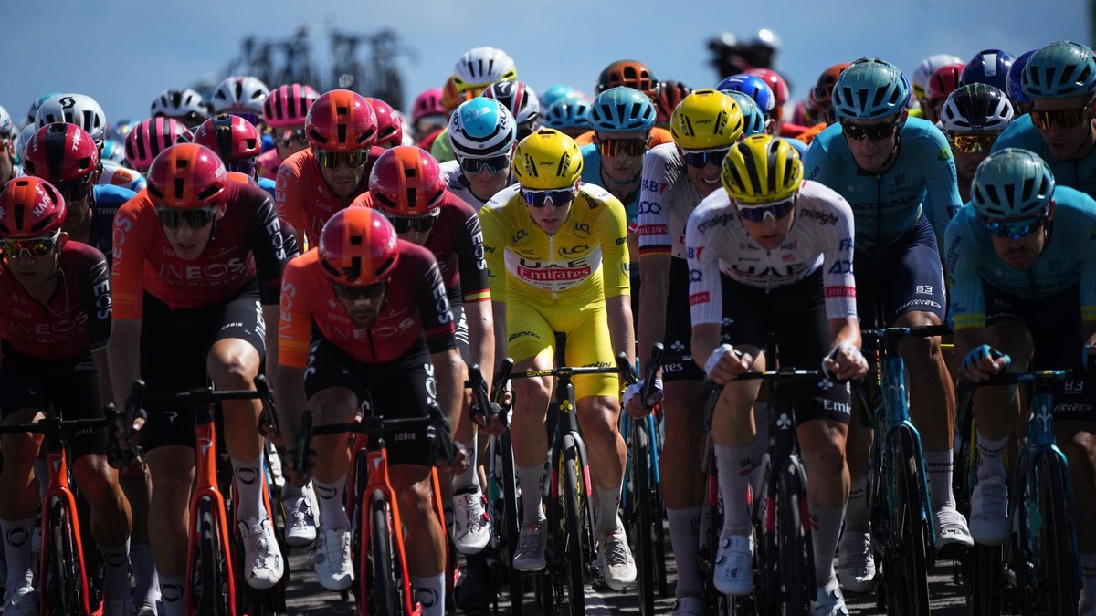 Tadej Pogačar (v strede) na Tour de France 2024.