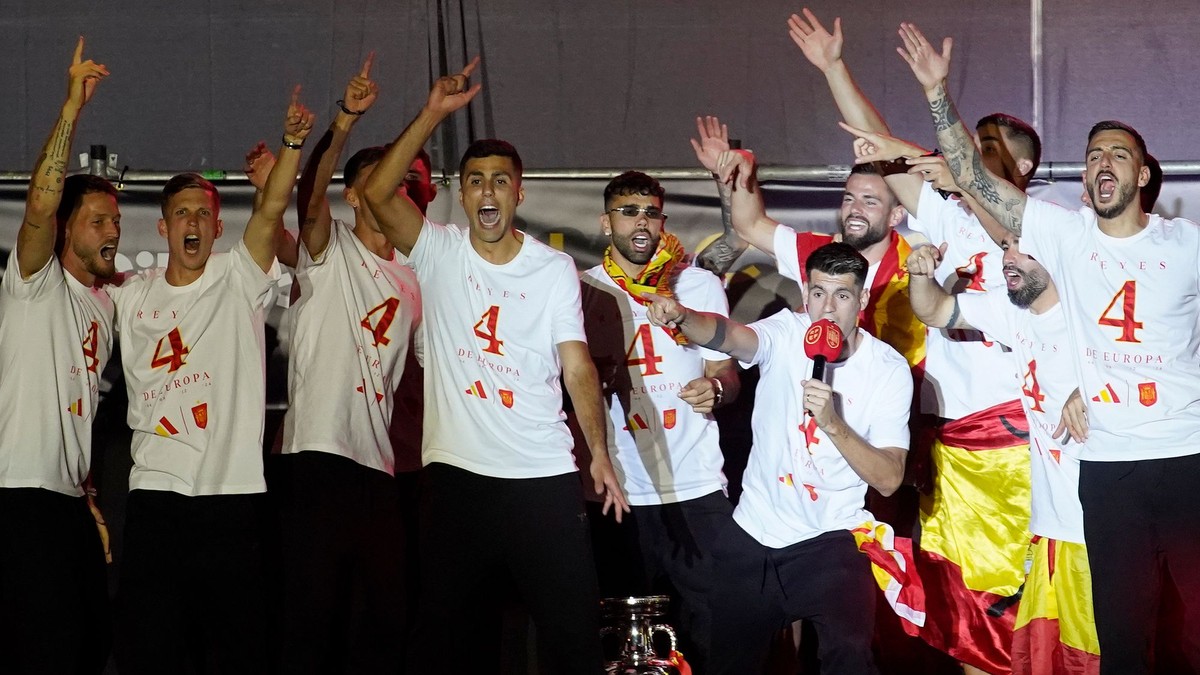 Španielski futbalisti počas osláv titulu majstrov Európy