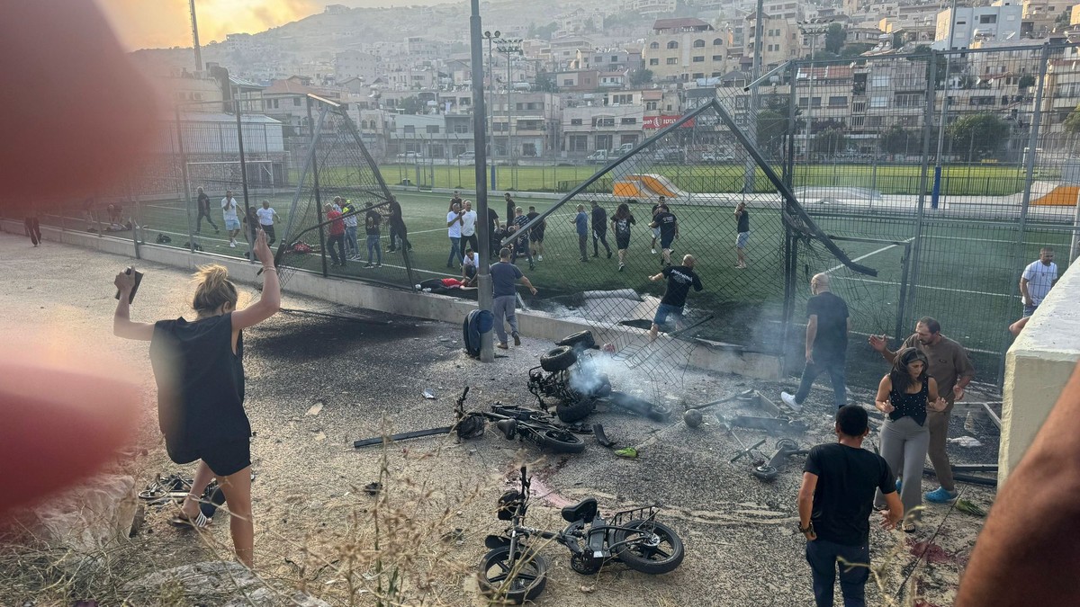 Futbalové ihrisko v Golanských výšinách po raketovom útoku.
