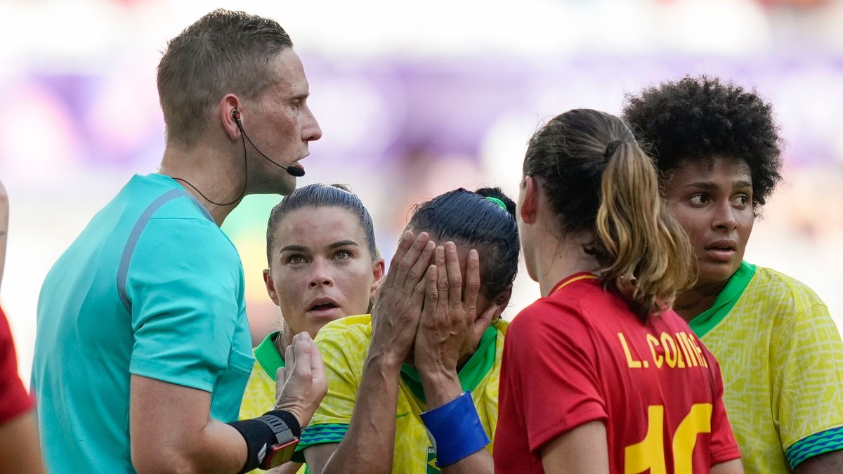 Brazílska futbalistka Marta si zakrýva tvár v dlaniach po tom, čo dostala červenú kartu.
