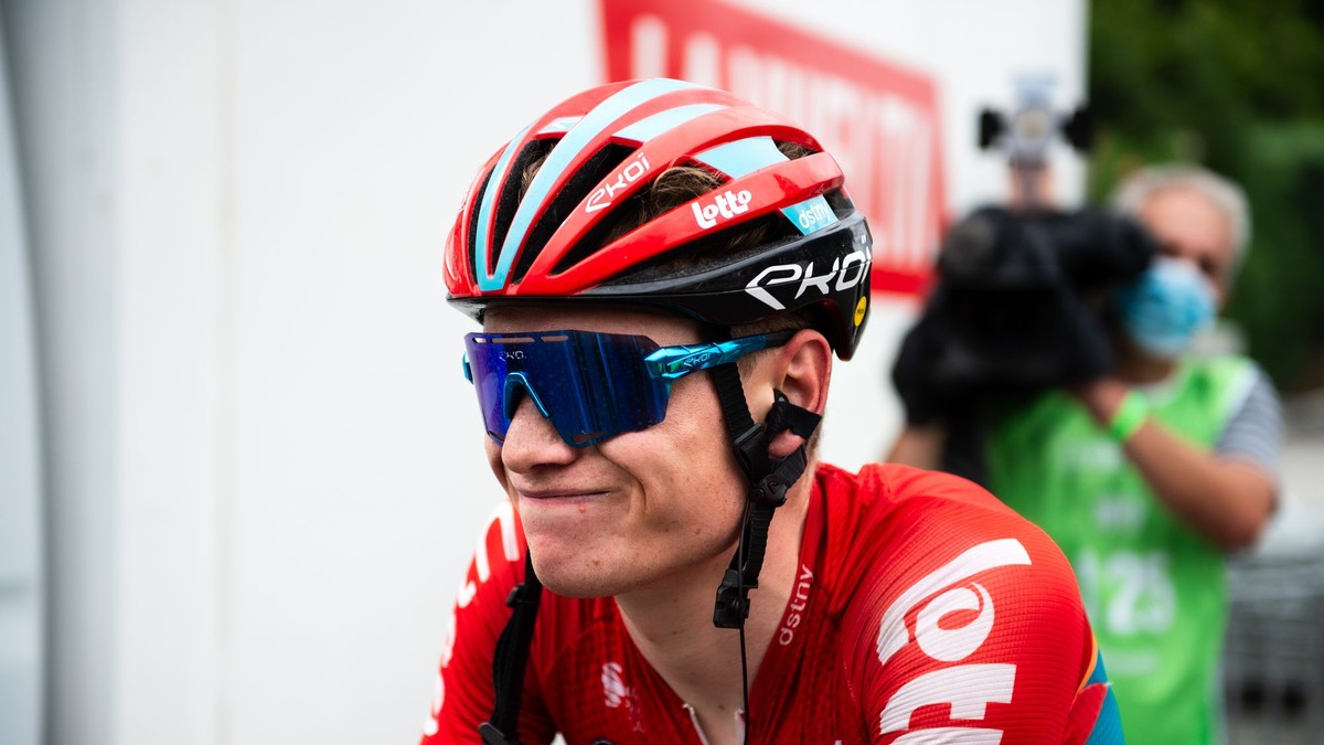 Belgický cyklista Lennert Van Eetvelt v drese tímu Lotto.