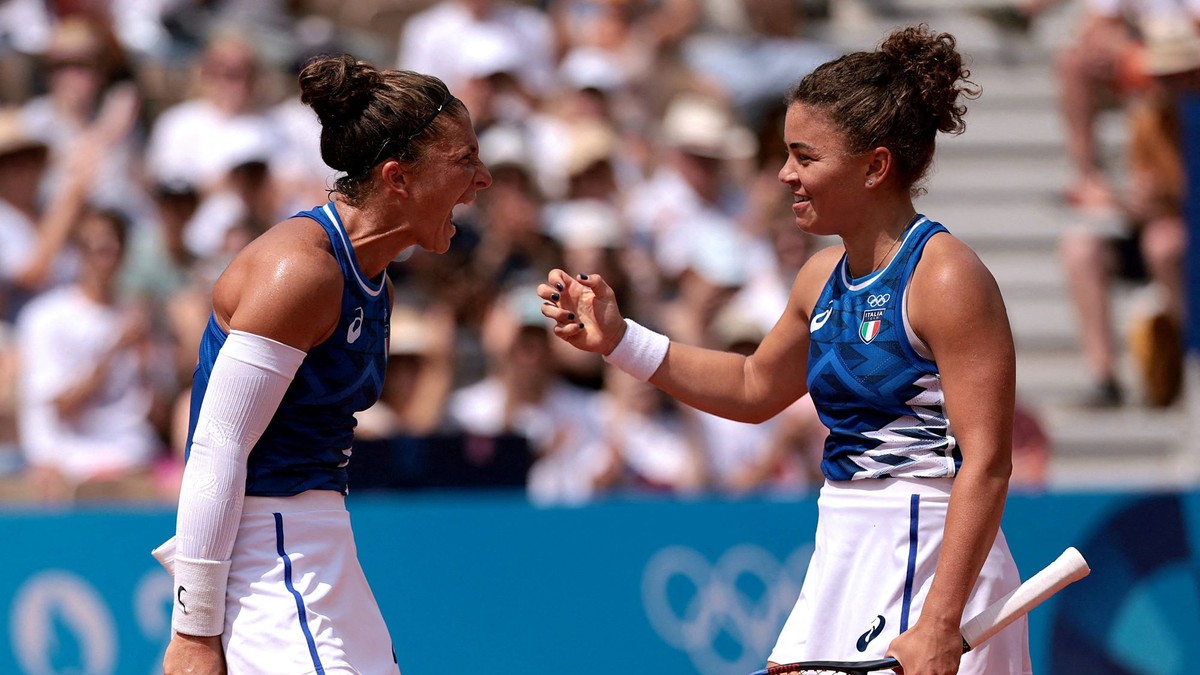Talianske tenistky Sara Erraniová (vľavo) a Jasmine Paoliniová v semifinále štvorhry na OH 2024 v Paríži.