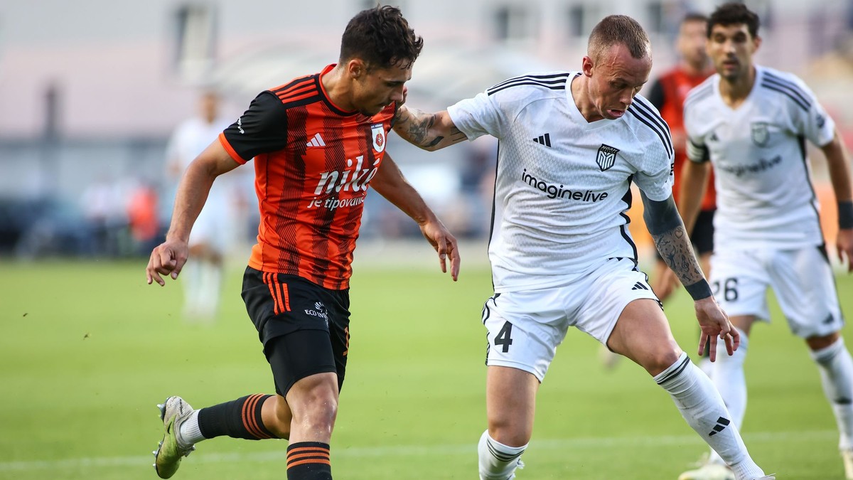 Martin Gomola (vľavo) a Gudmundur Thórarinsson v zápasae MFK Ružomberok - FC Noah v odvete play-off Konferenčnej ligy.