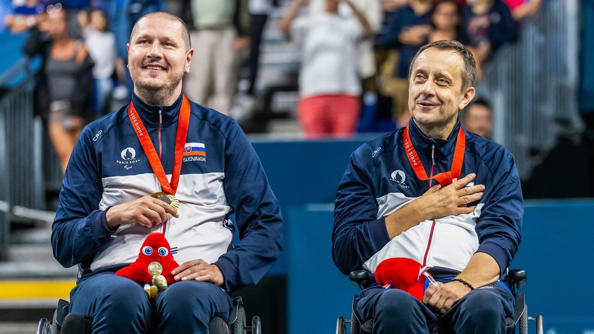Na snímke slovenskí reprezentanti v parastolnom tenise Peter Lovaš (vľavo) a Ján Riapoš.