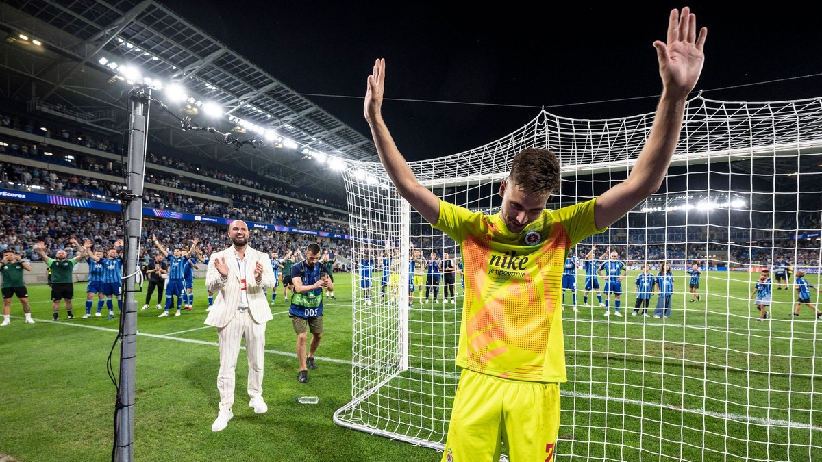 Dominik Takáč ďakuje fanúšikom po zápase Slovan - Midtjyllad