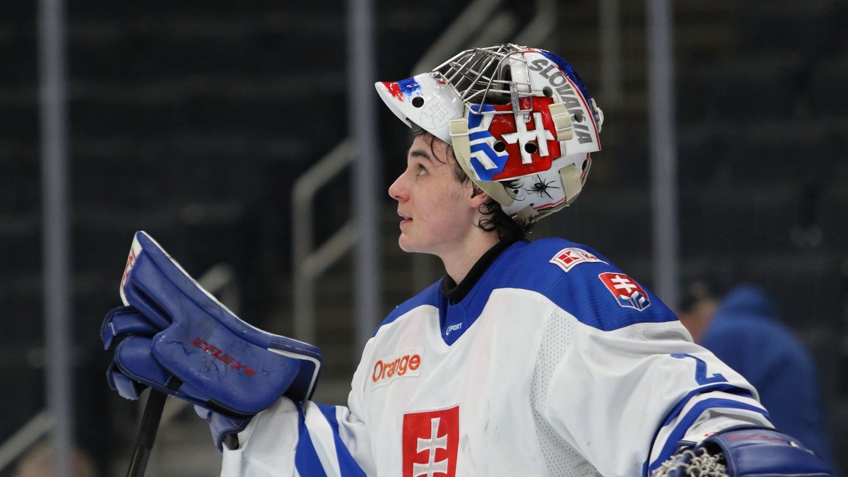 Brankár Michal Prádel v zápase Slovensko - Švédsko na Hlinka Gretzky Cup 2024.