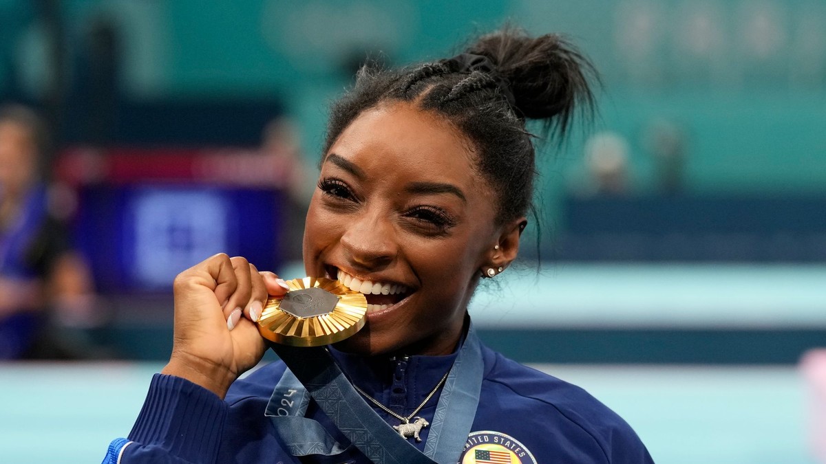 Americká gymnastka Simone Bilesová pózuje so zlatou medailou na OH v Paríži.