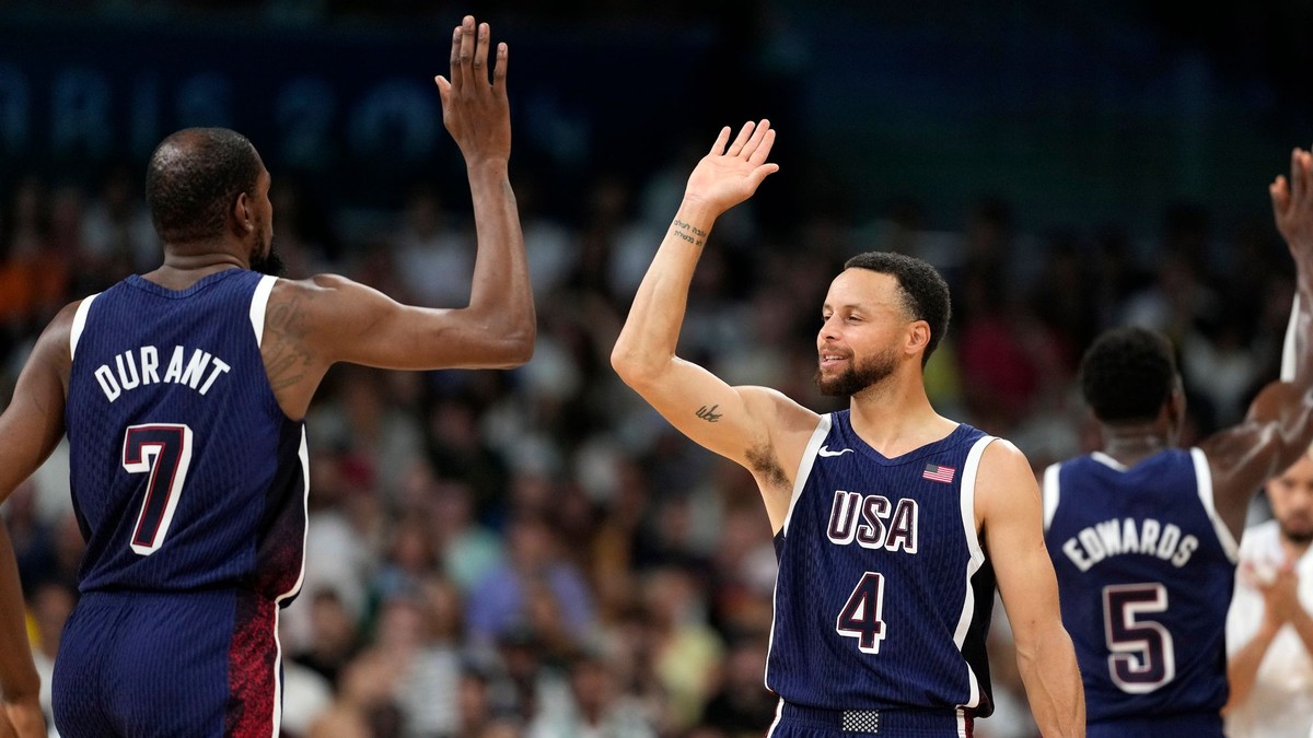 Kevin Durant a Stephen Curry po výhre na Portorikom v zápase skupiny C na OH 2024 v Paríži.