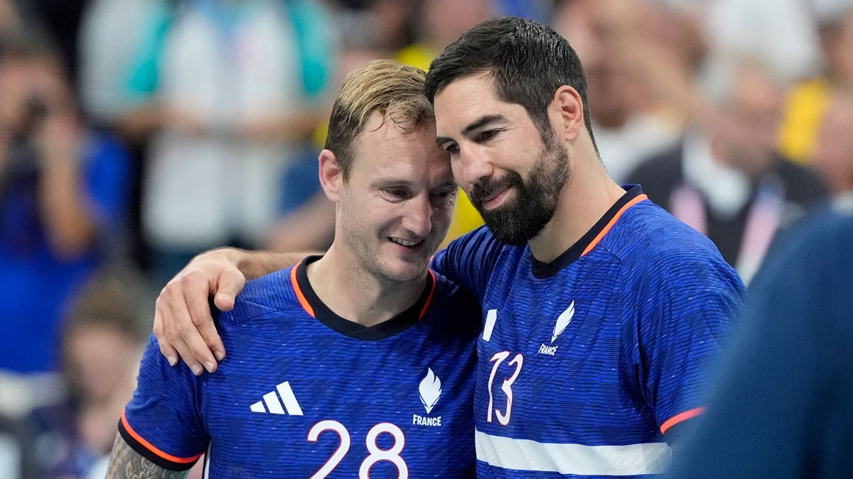 Nikola Karabatič (vpravo) v objatí so spoluhráčom