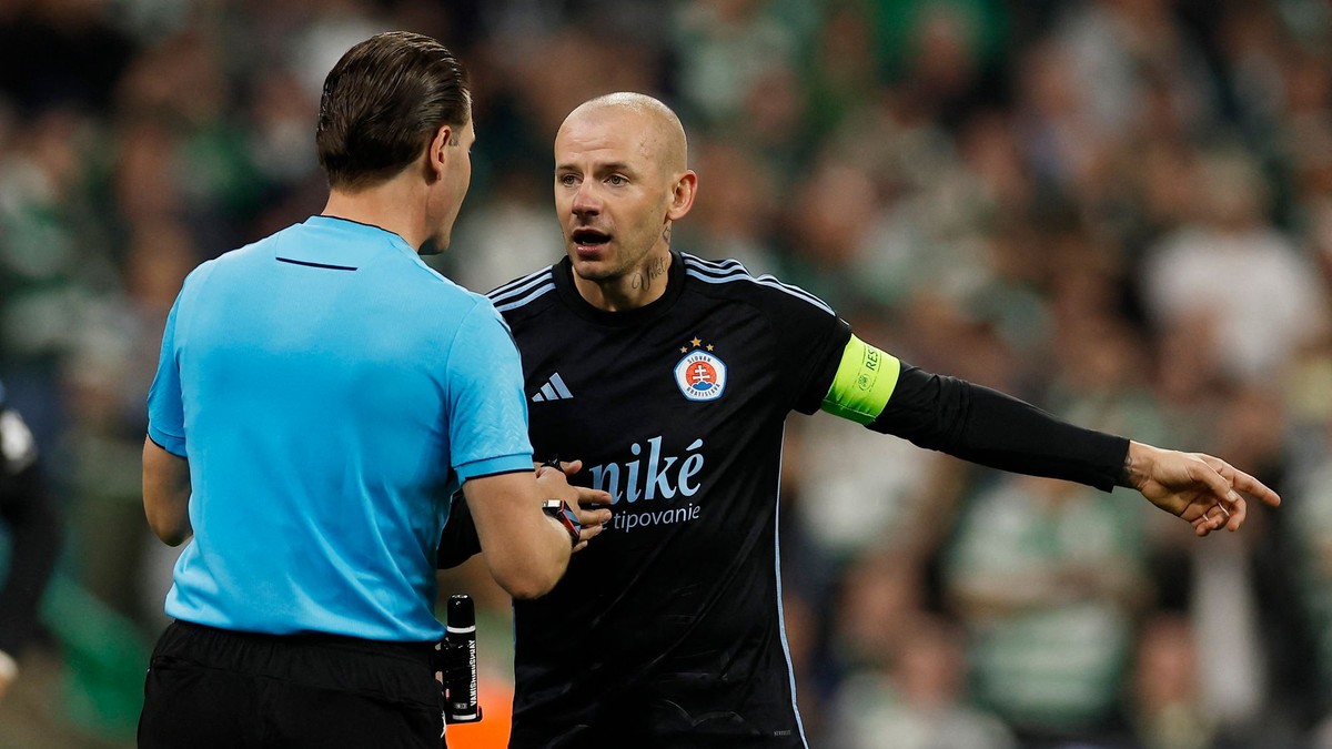 Vladimír Weiss ml. s rozhodcom Dannym Makkeliem v zápase Celtic - Slovan Bratislava. 