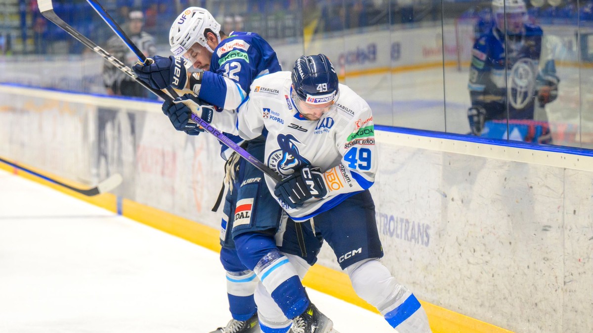 Mark Aut (vľavo) a Cole Coskey v zápase HK Poprad - HK Nitra v 3. kole Tipos extraligy.