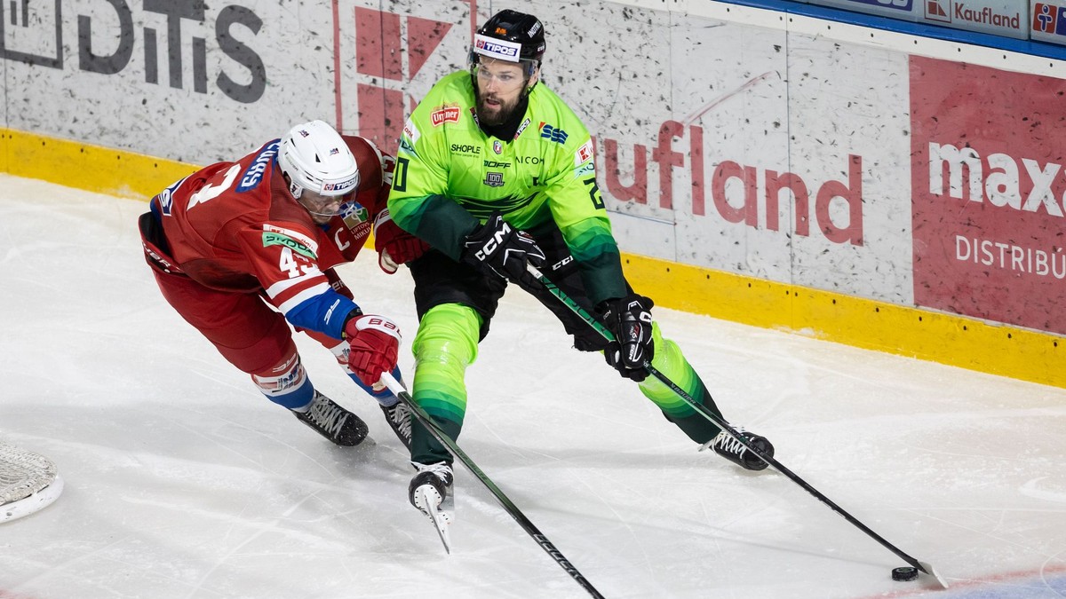 Peter Galamboš (Žilina) a Martin Réway (Liptovský Mikuláš) v zápase 1. kola hokejovej Tipos extraligy Vlci Žilina - HK 32 Liptovský Mikuláš.