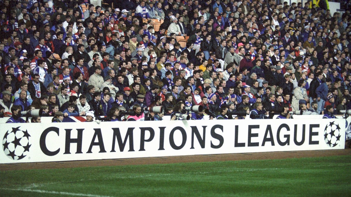 Prvý ročník Ligy majstrov, zápas Glasgow Rangers - Olympique Marseille, november 1992.