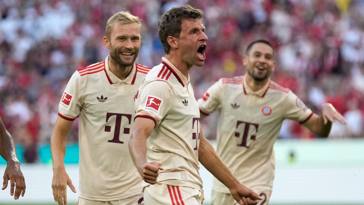 Thomas Müller oslavuje gól do siete Freiburgu.