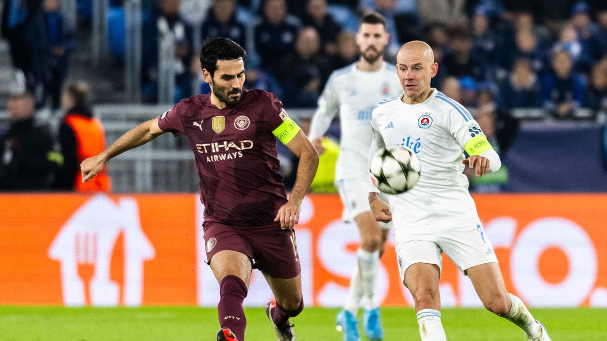 Ilkay Gündogan (vľavo) a Vladimír Weiss ml. v súboji o loptu počas zápasu ŠK Slovan Bratislava - Manchester City v 2. kole ligovej fázy Ligy majstrov.