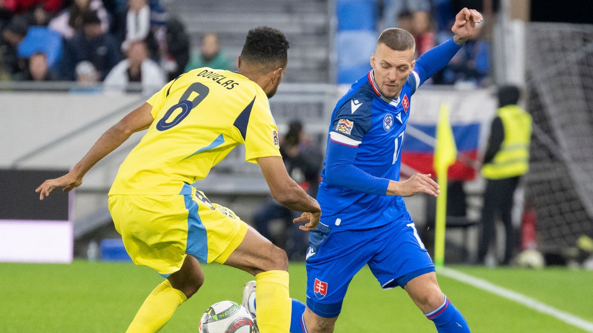 Lukáš Haraslín a Alex Douglas v zápase Ligy národov Slovensko - Švédsko. 