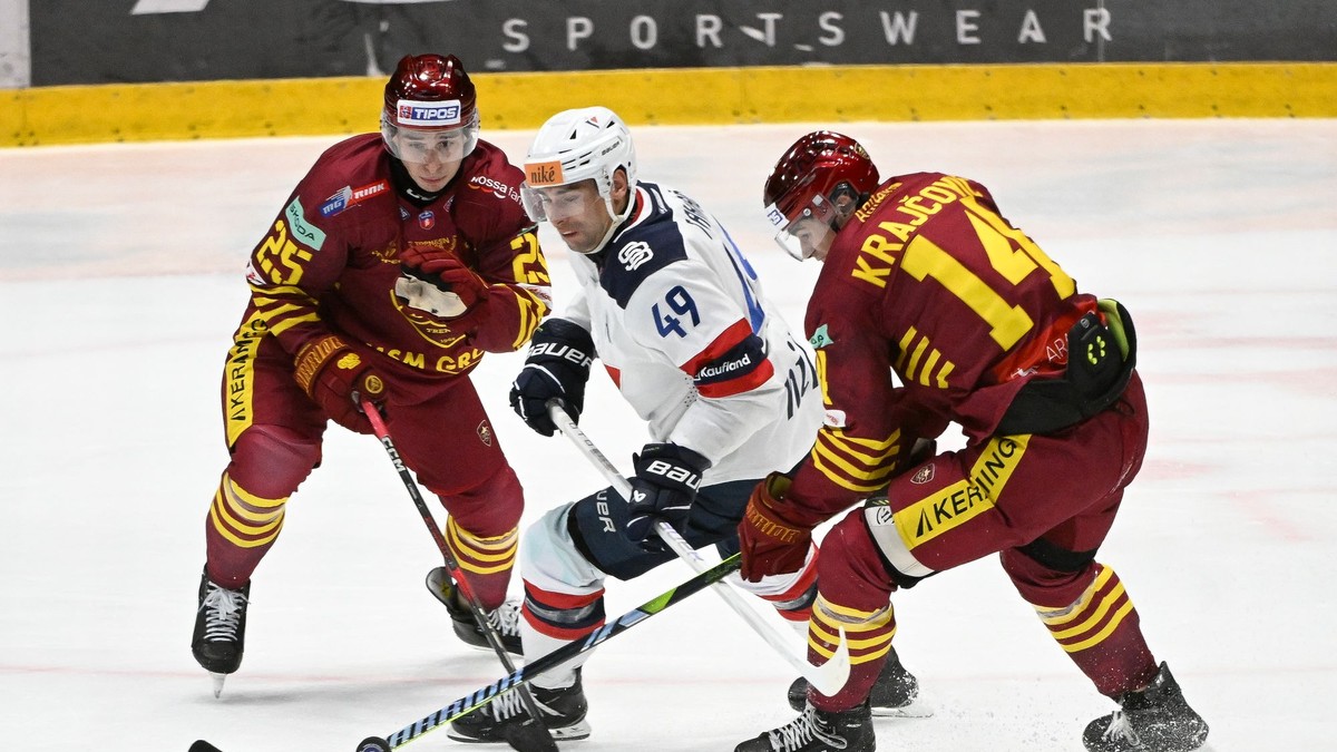 Samuel Takáč (Slovan), vpravo Andrej Krajčovič a vľavo Quinn Schmiemann (obaja Trenčín).