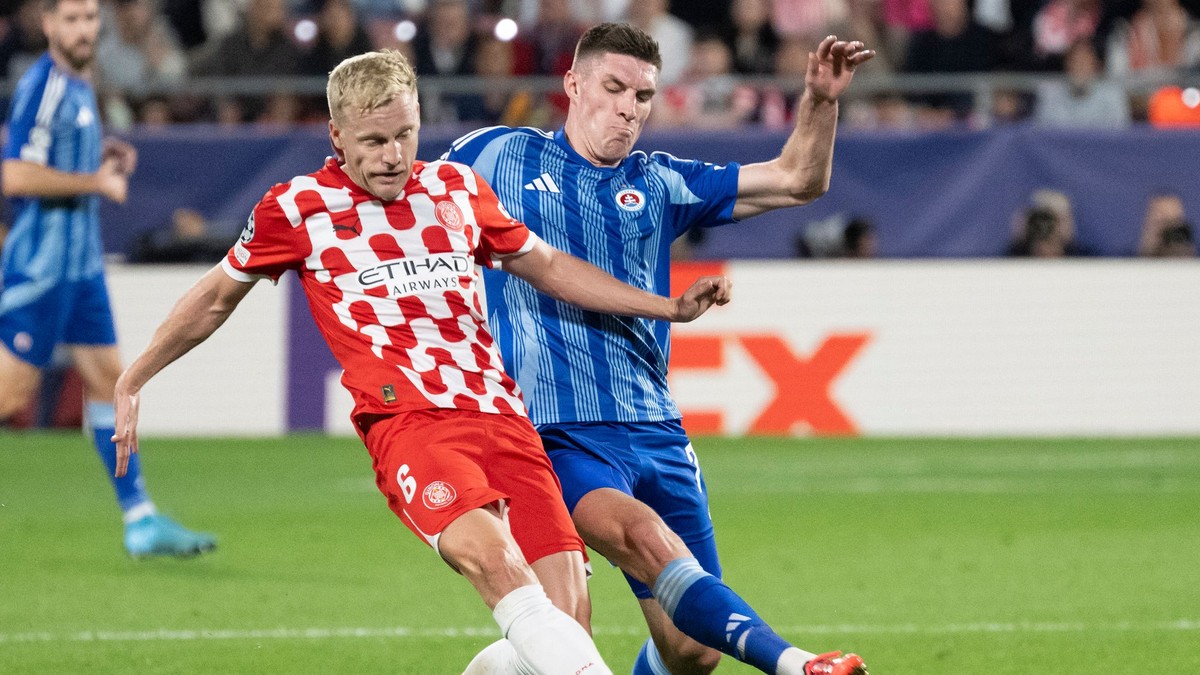 Kevin Wimmer (vpravo) a Donny van de Beek v zápase Girona FC - ŠK Slovan Bratislava v 3. kole ligovej fázy Ligy majstrov.