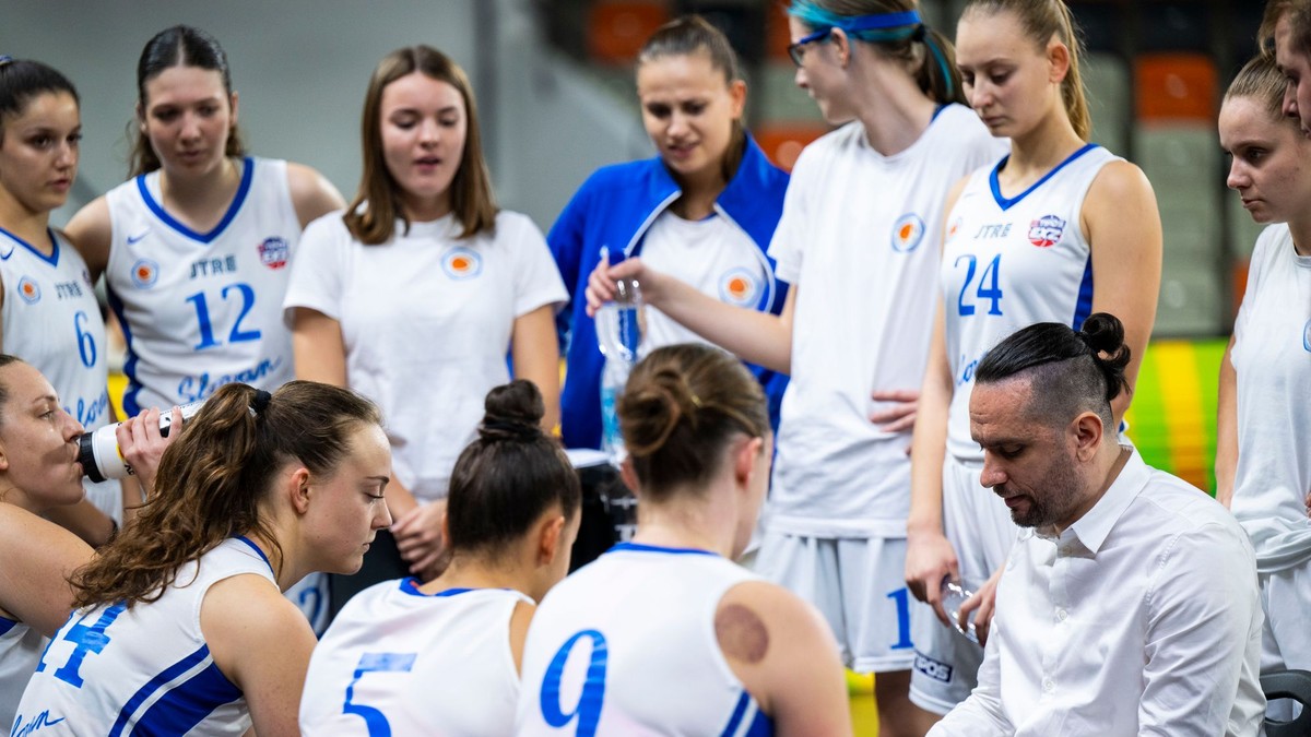 Tréner BK Slovan Bratislava Aleksandar Tomič hovorí s hráčkami.