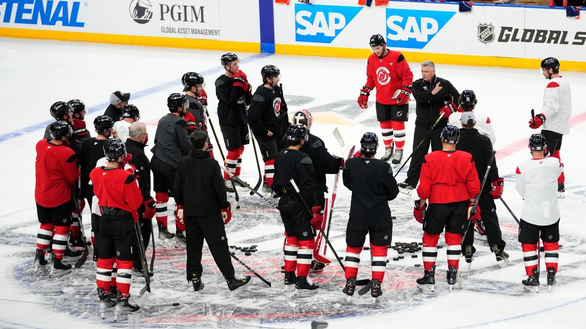 Hokejisti New Jersey Devils na ľade O2 Areny v Prahe.