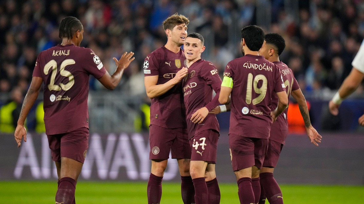 Phil Foden (v strede) sa raduje z gólu so spoluhráčmi počas zápasu Slovan Bratislava - Manchester City.