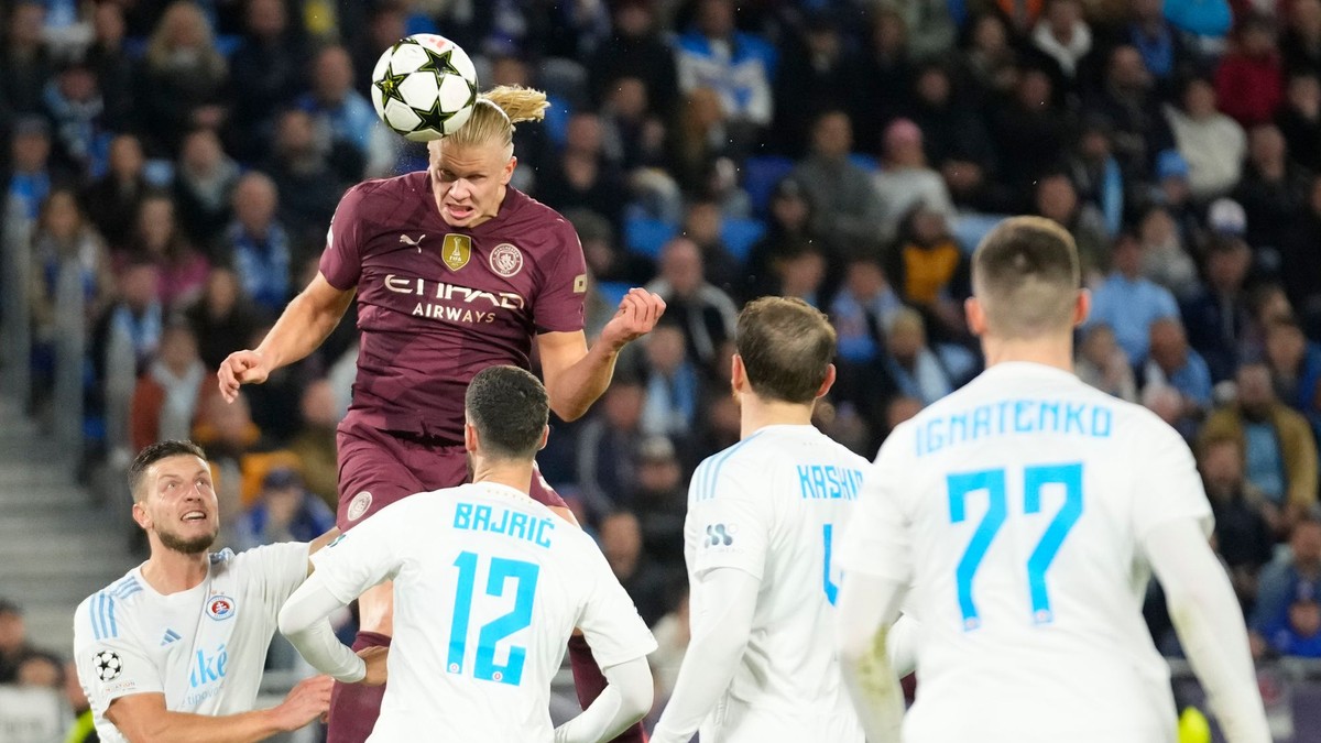 Erling Haaland pri pokuse hlavou počas zápasu Slovan Bratislava - Manchester City.