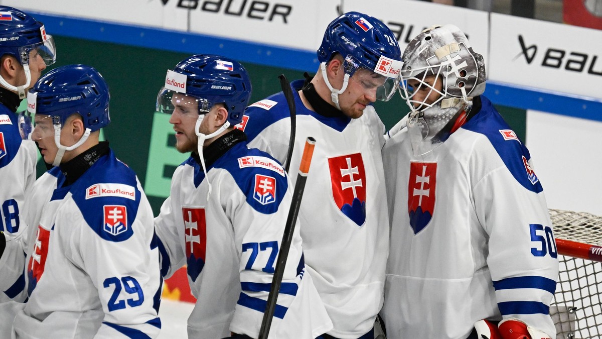 Brankár Slovenska Rastislav Eliáš prijíma gratulácie od spoluhráčov.