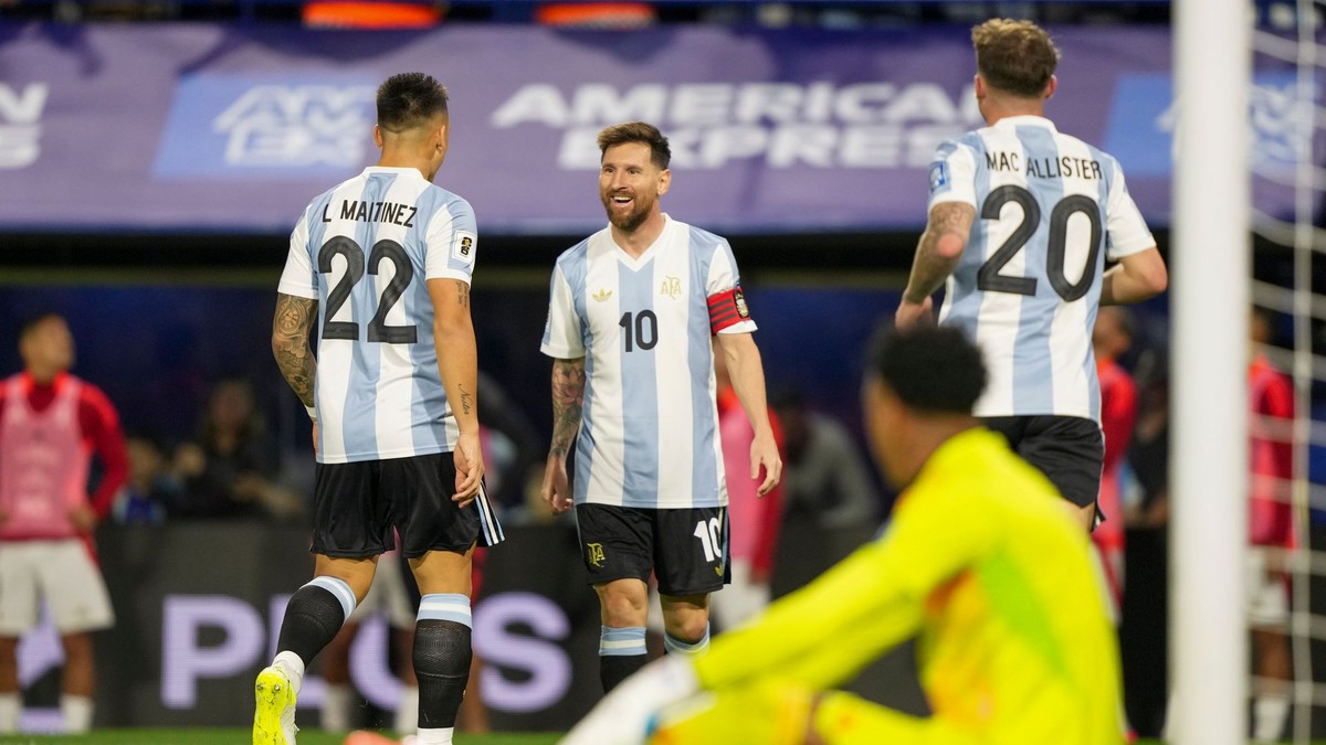 Lautaro Martinez (vľavo) a Lionel Messi (v strede) oslavujú gól.