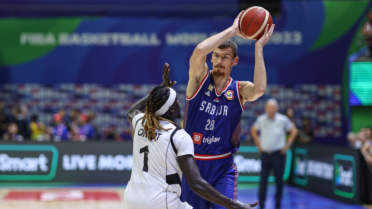 Boriša Simanič (vpravo) a Nuni Omot v zápase Srbsko - Južný Sudán na MS v basketbale 2023.