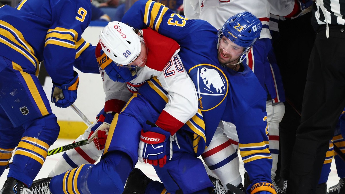 Juraj Slafkovský (vľavo) a Mattias Samuelsson v zápase NHL Buffalo Sabres - Montreal Canadiens.