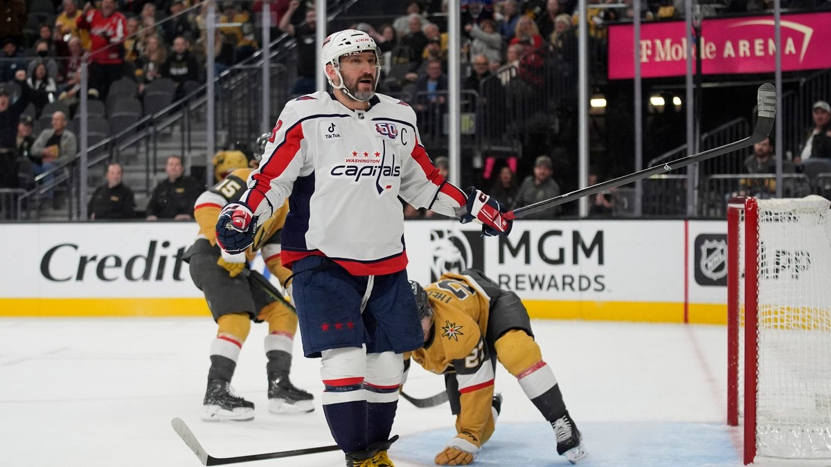 Alexander Ovečkin sa teší po strelenom góle v drese Washington Capitals.