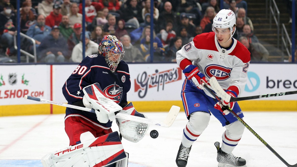 Juraj Slafkovský a brankár Columbusu Blue Jackets Elvis Merzlikins.