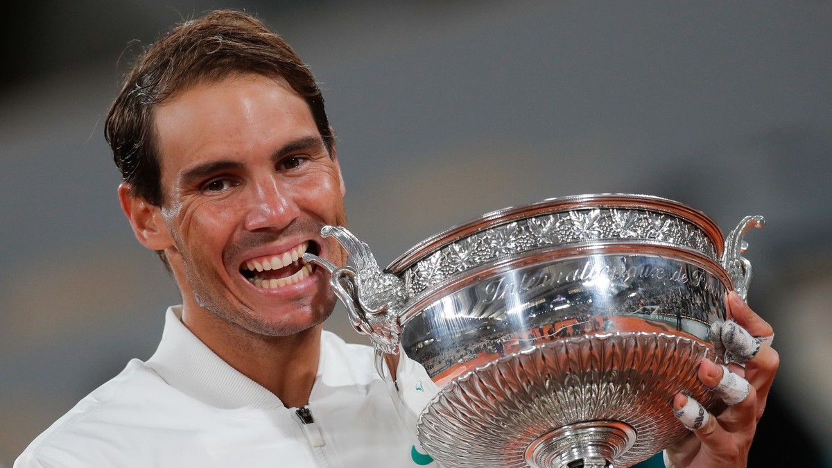 Španielsky tenista Rafael Nadal sa zahryzáva do trofeje na grandslamovom turnaji Roland Garros.