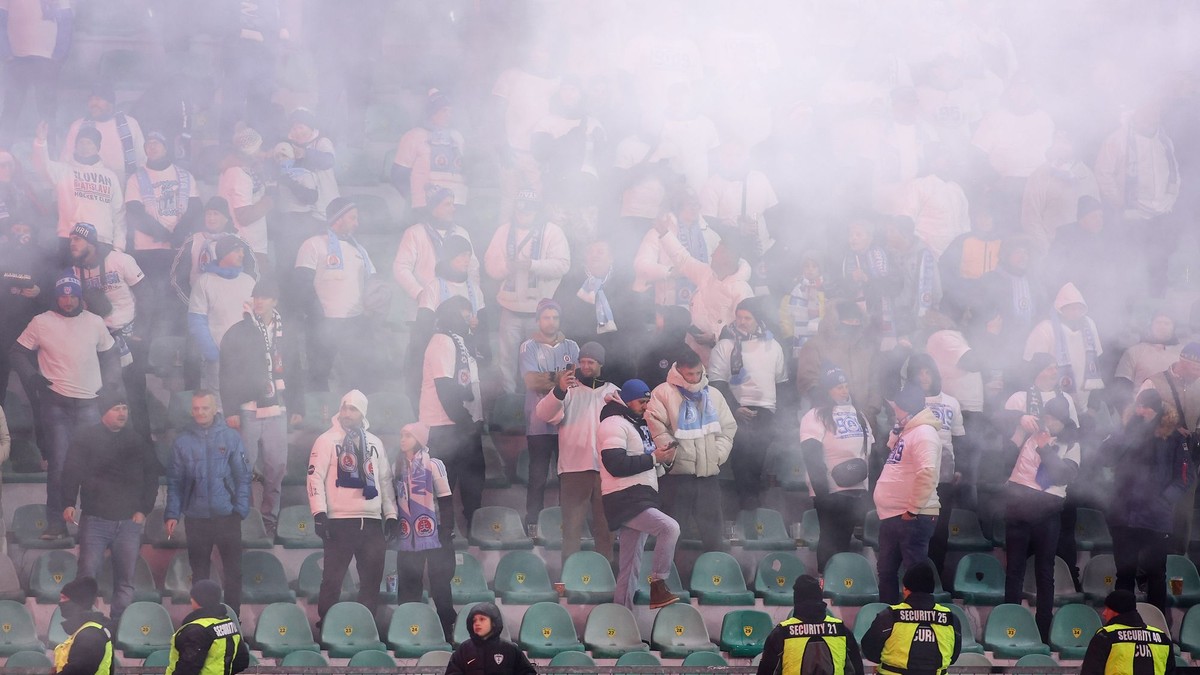 Fanúšikovia ŠK Slovan Bratislava v zápase 17. kola futbalovej Niké ligy medzi MŠK Žilina - ŠK Slovan Bratislava.