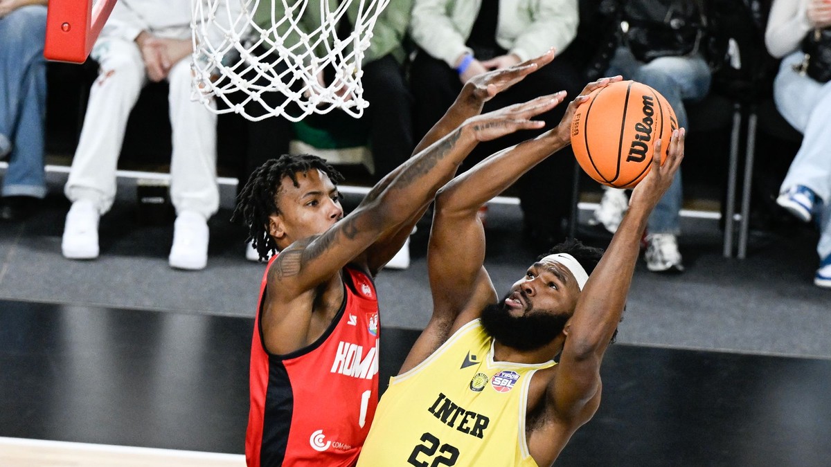 Sprava Rodney Laurent Gunn (Inter) a Brandon Eric Rush (Komárno) v zápase 18. kola Tipos SBL Inter Bratislava - BC Komárno.