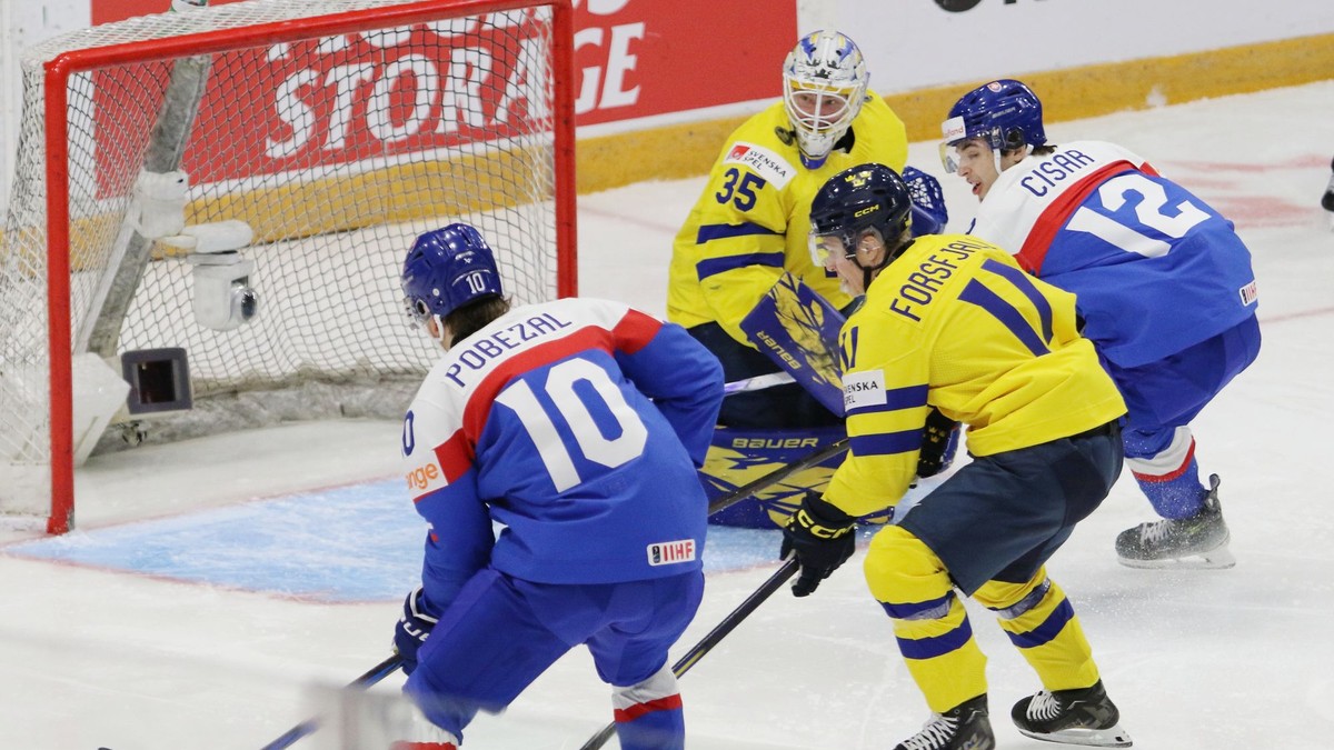 Tomas Pobežal (vľavo) a Peter Cisár (vpravo) v zápase Slovensko - Švédsko na MS U20 2025