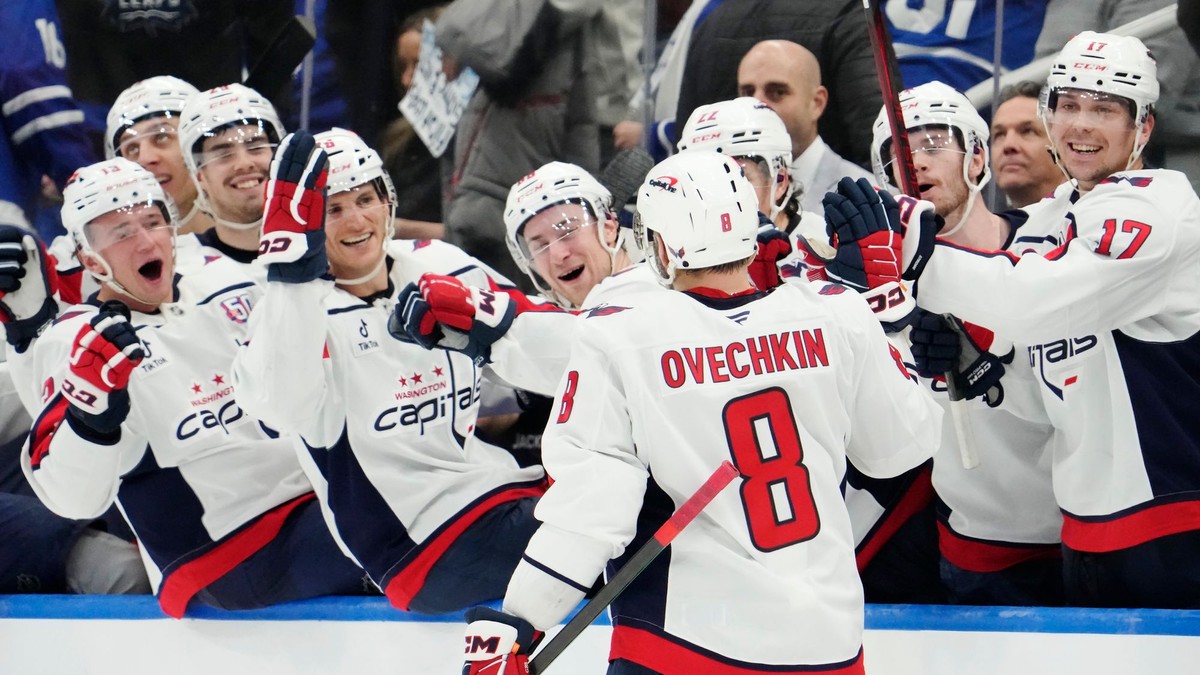 Alexander Ovečkin sa teší po strelenom góle v zápase NHL Toronto Maple Leafs - Washington Capitals.