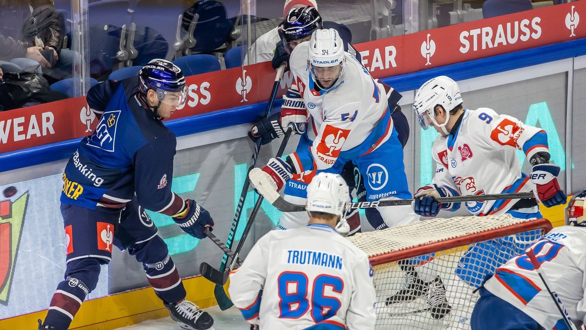 Fotka zo zápasu Eisbären Berlín - ZSC Lions Zürich.