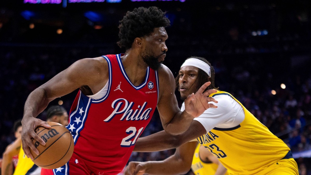 Joel Embiid v zápase proti Indiana Pacers.