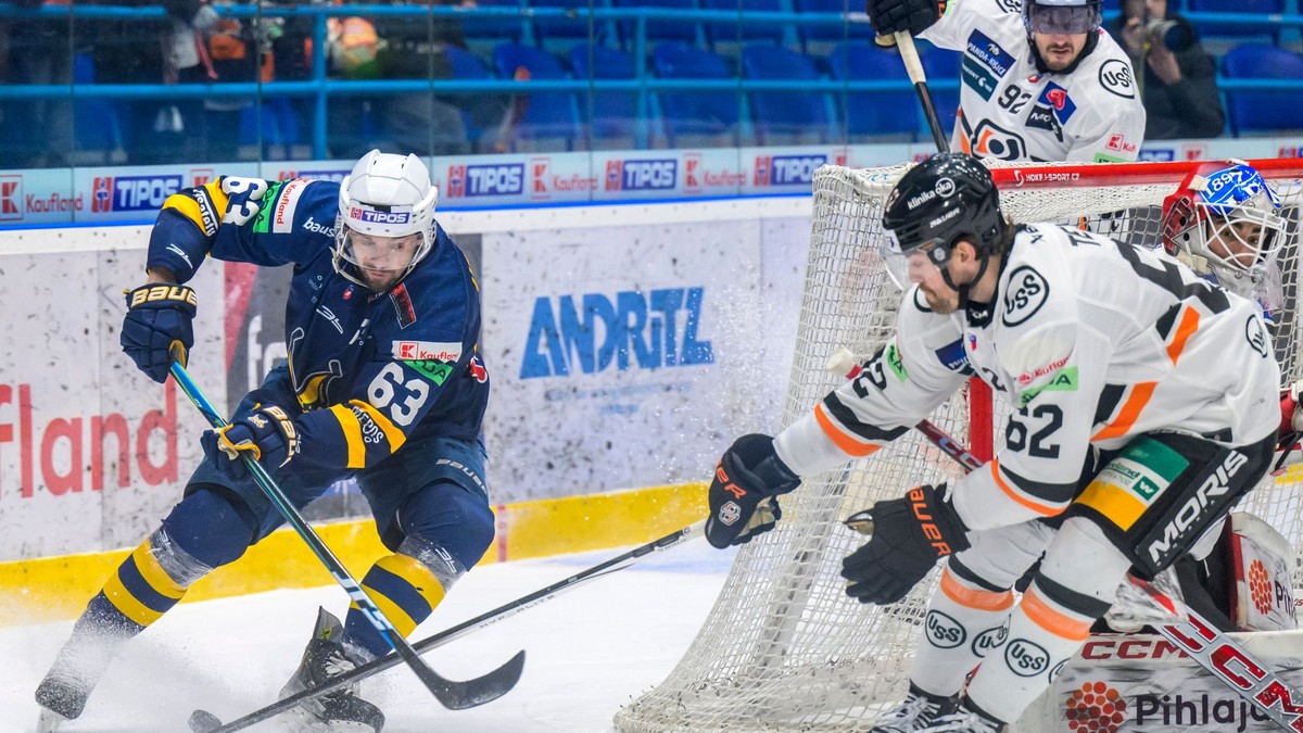 Michael Vandas (vľavo) a Josh Teves v zápase HK Spišská Nová Ves - HC Košice v 36. kole Tipos extraligy.