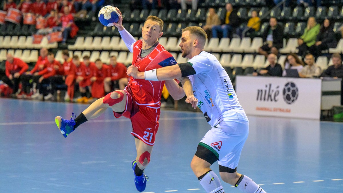 Ľubomír Ďuriš (vľavo) a Jakub Kravčák v zápase Tatran Prešov - MŠK Považská Bystrica v 14. kole Niké Handball extraligy.