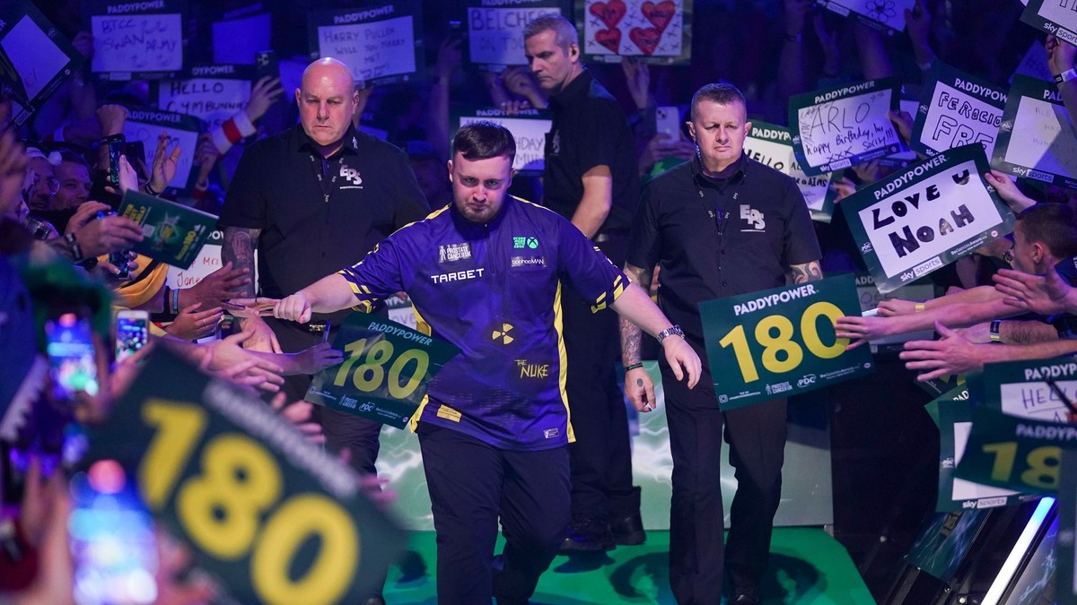 Angličan Luke Littler počas MS v šípkach 2025.