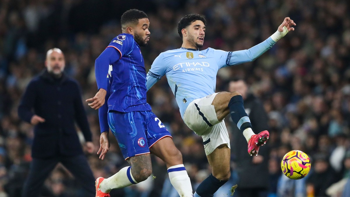 Omar Marmoush (vpravo) a Reece James v zápase Premier League Manchester City - Chelsea FC.