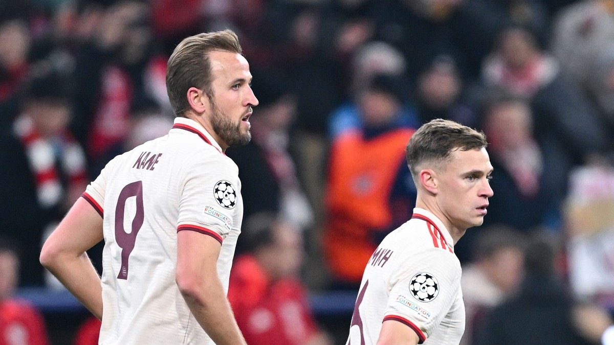 Na snímke sú futbalisti Bayernu Mníchov Harry Kane (vľavo) a Joshua Kimmich.