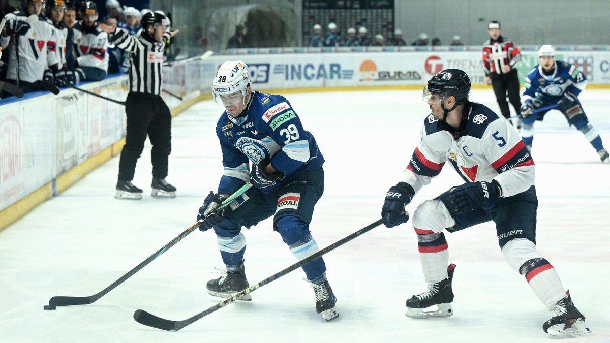 Zľava Jakub Lacka (Nitra) a Patrik Bačík (Slovan) v zápase 41. kola Tipos extraligy medzi HK Nitra - HC Slovan Bratislava.