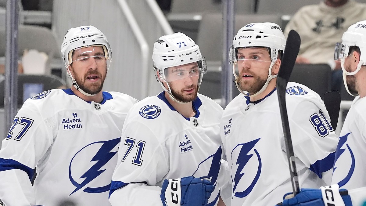 Hráč Tampa Bay Lightning Anthony Cirelli (uprostred) oslavuje so spoluhráčmi Ryanom McDonaghom (vľavo) a Slovákom Erik Černákom (vpravo).